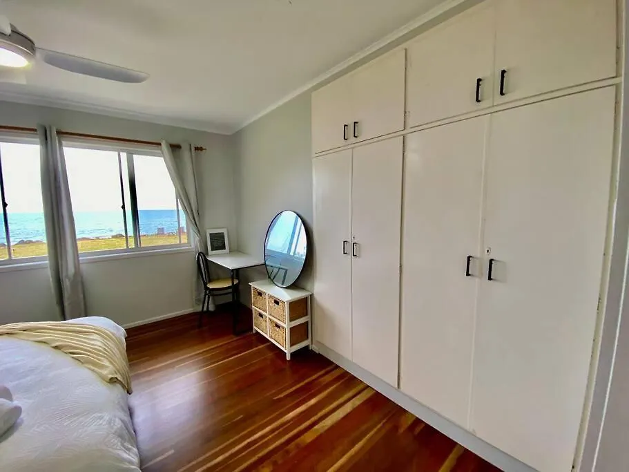 בית נופש ברגרה Pet & Family Friendly Ocean Front Beach Cottage