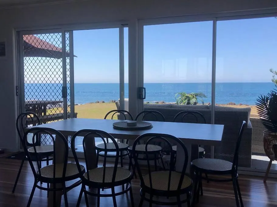 ברגרה Pet & Family Friendly Ocean Front Beach Cottage בית נופש