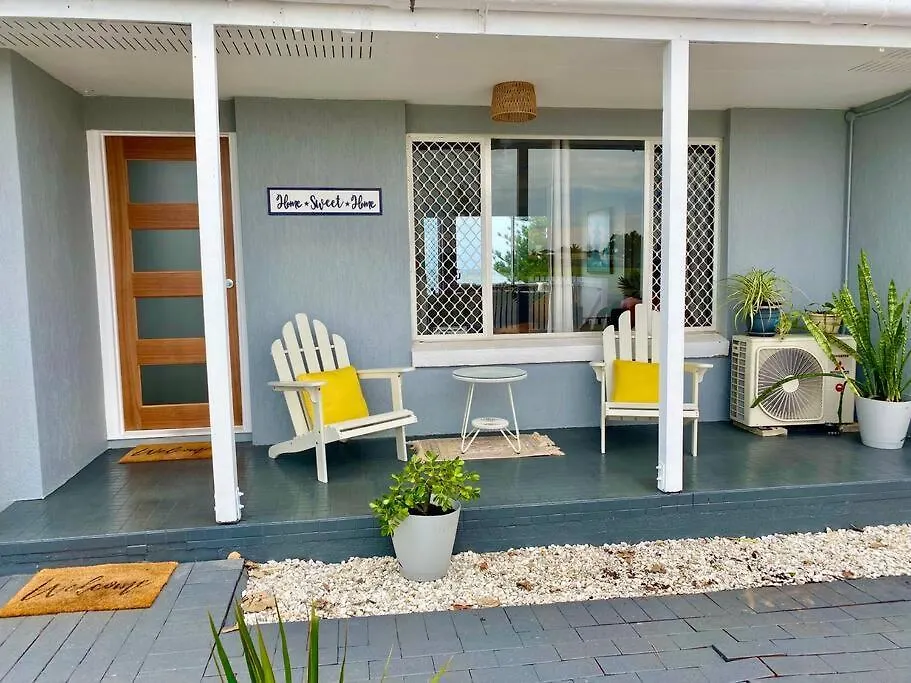 בית נופש ברגרה Pet & Family Friendly Ocean Front Beach Cottage
