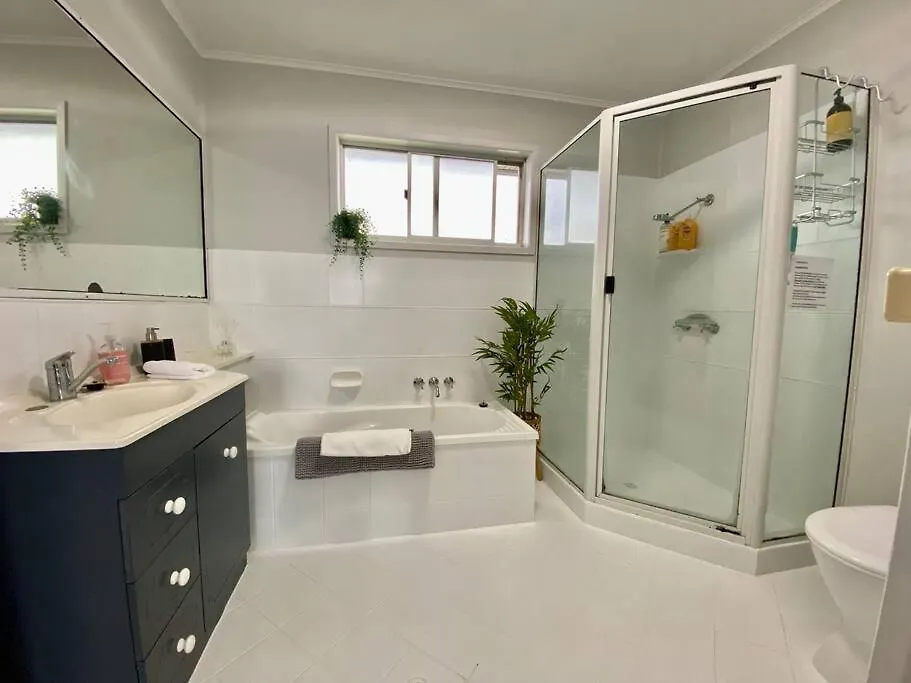 בית נופש ברגרה Pet & Family Friendly Ocean Front Beach Cottage